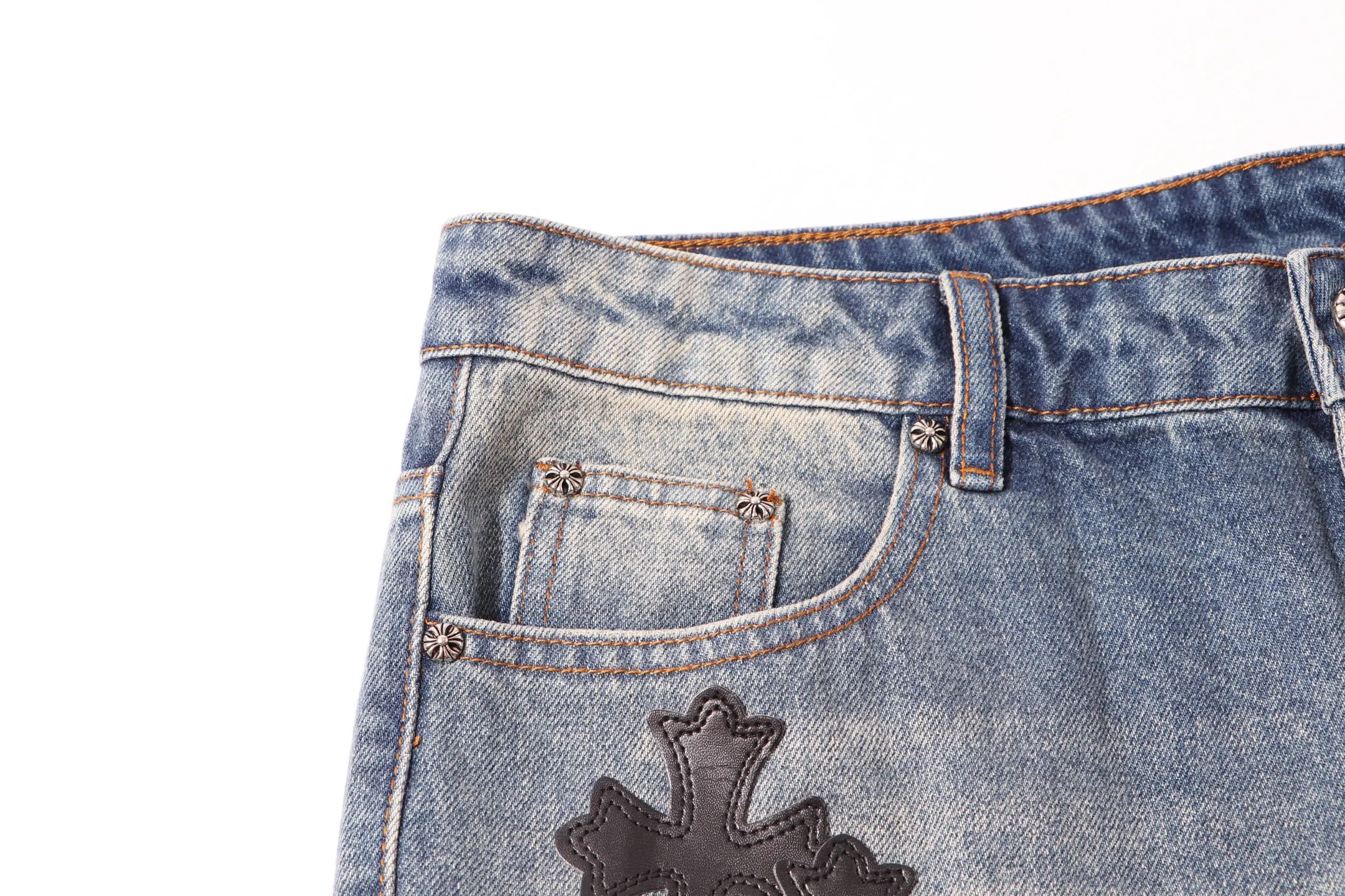 P260 model number: H48 chrome hearts & Croix Hearts Loose and popular jeans. Three-dimensional version. Loose and comfortable, not picky about the figure. Makes taller and slimmer. Factory-made. Original factory quality control. Same style for men and women. Can be matched with couples. Versatile recommendation. Must-have jeans for all seasons. Fashionistas have been disappointed. From the quality selection of fabrics, the tailoring of details, and the matching of patterns, they are all impeccable! The upper body is so handsome when worn...it can be easily worn by men, women and children! The craftsmanship is made of heavy-duty washed pure cotton denim fabric. After washing, it is soft and thick and looks very stylish when worn. Size: 30-32-34-36 Color: black